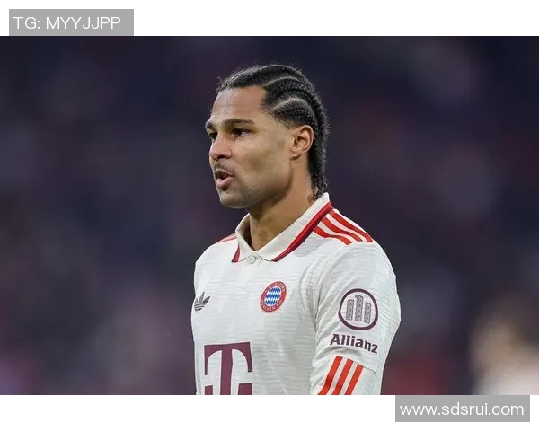 足球明星白人扎小辫的独特风格与赛场魅力揭秘 足球明星白人扎小辫的独特风格与赛场魅力揭秘